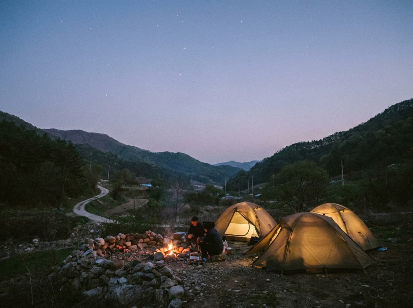 초저녁 불빛이 켜진 지천면 숲속 캠핑장